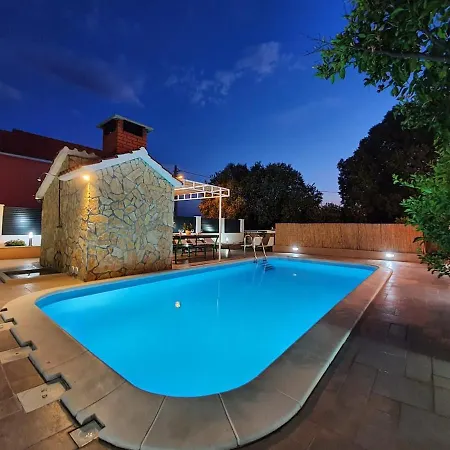 Beautiful - Private Heated Pool, Parking, Bbq Near Split Holiday home