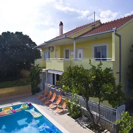 Beautiful - Private Heated Pool, Parking, Bbq Near Split Holiday home