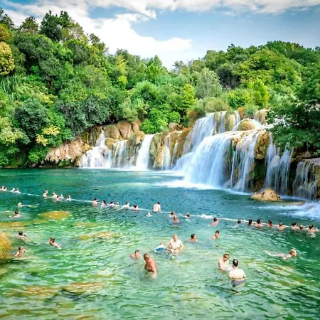 Beautiful - Private Heated Pool, Parking, Bbq Near Split