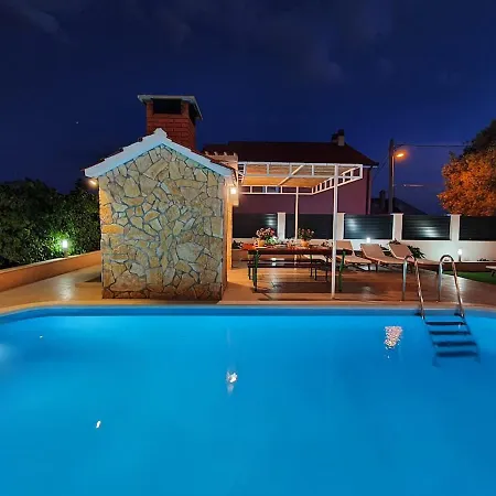 Beautiful - Private Heated Pool, Parking, Bbq Near Split Holiday home *