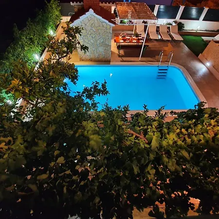 Vakantiehuis Beautiful - Private Heated Pool, Parking, Bbq Near Split *