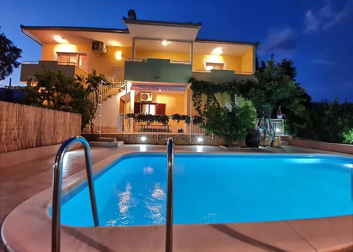 Vikendica Krnic Sol - Split, With A Heated Pool