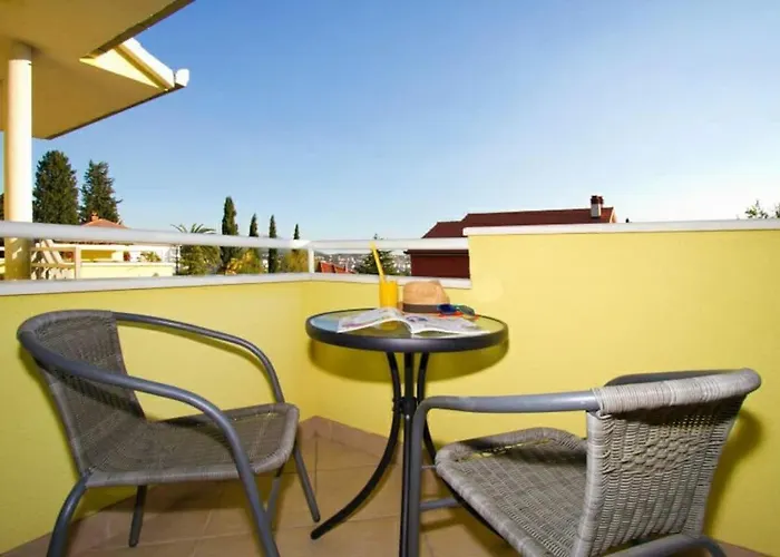 Vikendica Krnic Sol - Split, With A Heated Pool